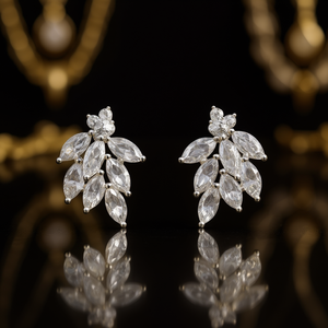 Orecchini a Perno E2942 in Oro Bianco con Fiore, Cristalli e Strass, Gioielli Classici da Sposa per Donna - Product Image 2