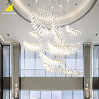 Lustre LED élégant en forme de croissant de lune pour hôtel, décoration artistique - Suspension en tissu cascade, garantie 5 ans pour escalier, loft, atrium