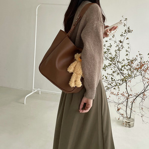 กระเป๋าโท้ทผู้หญิงความจุขนาดใหญ่สีทึบนุ่มสบายพร้อมตัวล็อคแม่เหล็กสำหรับใช้ในชีวิตประจำวัน - Product Image 4