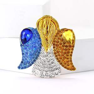 Broche de Diseño Personalizado de Fábrica, Broche con <span class=keywords><strong>Estatua</strong></span> de Mujer Ucraniana, Broche de Aleación con Alas de Diamantes de Imitación - Product Image 4