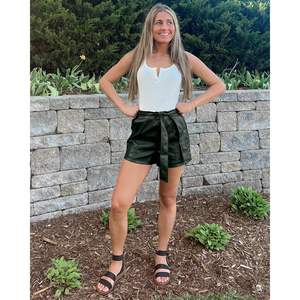 2025 femmes taille haute jambe large extensible PU cuir pantalon Faux cuir Shorts avec poches et ceinture Hot Shorts motif - Product Image 3