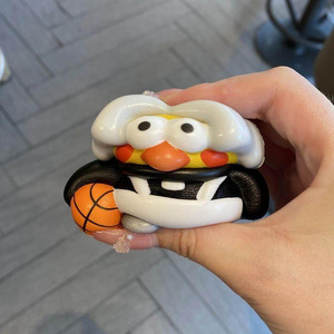 Figurine de canard pèlerin avec ballon de basket, chapeau blanc, écharpe noire, jouet en plastique pour enfants de 2 à 4 ans, unisexe - Product Image 2