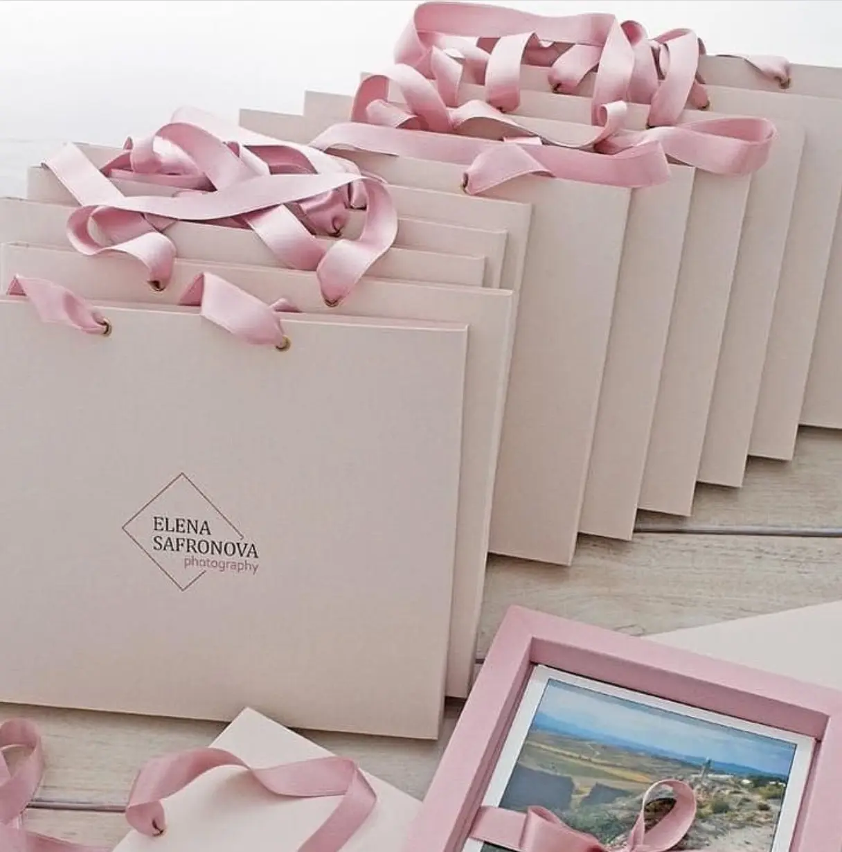Sacchetti regalo di gioielli con Logo del marchio stampato personalizzato OEM sacchetto di carta per imballaggio di Shopping di lusso