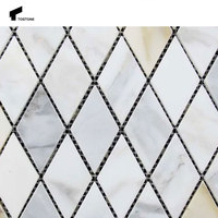 Tuiles de mosaïque en marbre naturel de Carrare Biano, forme losange, atmosphériques, exquises et modernes, pour la chambre à coucher, la salle de bain, l'intérieur/l'extérieur