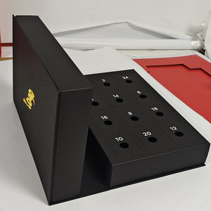 <span class=keywords><strong>Calendrier</strong></span> <span class=keywords><strong>de</strong></span> l'Avent personnalisé noir à double porte avec lamination mate et gaufrage, boîte cadeau surprise - Product Image 3