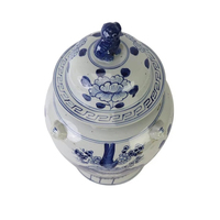 Vase en porcelaine bleue et blanche antique de Jingdezhen avec couvercle en forme de lion, fait main et durable pour la décoration de la maison