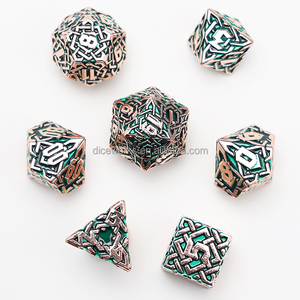 Vente en gros de dés polyédriques en alliage de zinc pour donjons et dragons jeux de société 7 pièces avec emballage en métal - Product Image 6