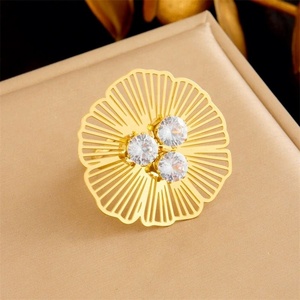 แหวนผู้หญิงสแตนเลสชุบทอง 18K ดีไซน์ดอกไม้ฉลุลายสีสันสดใส สไตล์โรแมนติก - Product Image 2