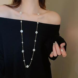قلادات طويلة أنيقة للنساء مع سلسلة وخرز، تصميم خاص بطبقات من اللؤلؤ الصناعي المستدير غير المنتظم - Product Image 2