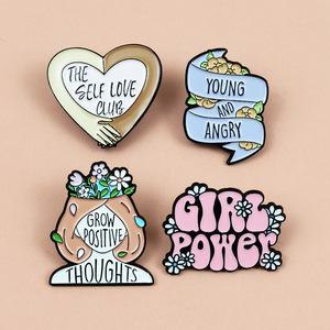 Broche créative en forme de fleur et lettre anglaise, motif cœur de dessin animé, badge métallique pour petite fille, design goutte d'huile, accessoire décoratif - Product Image 3