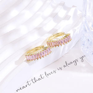 Orecchini a Cerchio Piccoli da Donna CM Placcati Oro 14K con Zirconi Cubici Rettangolari Colorati, Gioielli di Alta Moda all'Ingrosso - Product Image 2