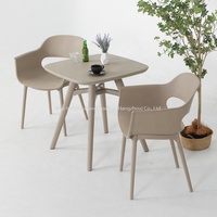 Ensemble de 3 pièces de mobilier de jardin en plastique moderne Joye Leisure pour terrasse, patio, hôtel, balcon, table et chaises de bistrot en PP