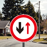 Plaque de tôle galvanisée ronde de panneau de signalisation de direction de voie bidirectionnelle avec le matériel en acier comportant le modèle de triangle