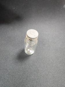 Bouteilles en verre avec couvercles rouges, jaunes, bleus, noirs et blancs pour usage en laboratoire, pouvant contenir des poudres et des liquides, pour la recherche en salon de beauté. - Product Image 3