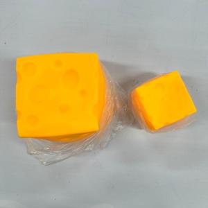0728 Squishies de fruits compressibles pour garçons et filles, jouets sensoriels polyvalents en mousse PU écologique en forme de fraise pour soulager l'anxiété et le stress - Product Image 3