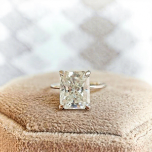 Anillo de compromiso y boda moderno de plata de ley/oro amarillo con moissanita de corte esmeralda de 2.50 CTW, halo oculto y engaste de garra, claridad VVS - Product Image 1