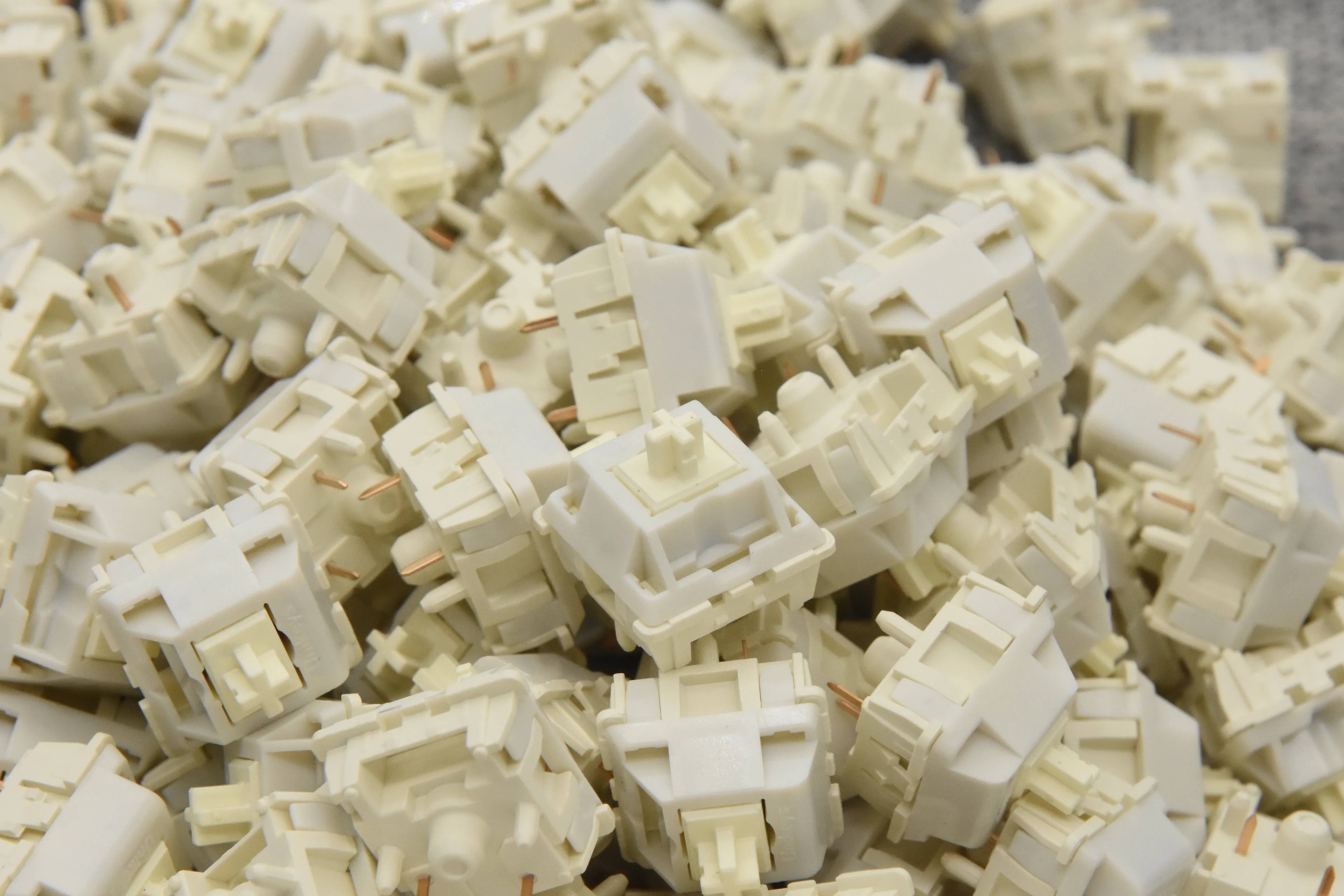 สีขาวครีม