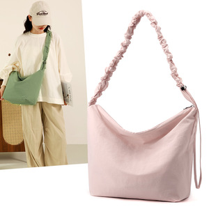 Sac seau à cordon motif nuage pour femme, en nylon souple, décontracté, à porter à l'épaule ou en bandoulière, Printemps 2025, Beige Rose Kaki Vert - Product Image 1