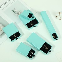 Boîte à bijoux carrée rigide écologique avec tiroir coulissant pour colliers, boucles d'oreilles, bagues et accessoires - Personnalisable en quatre couleurs