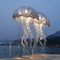 Sculpture de méduse en acier inoxydable poli à mouvement cinétique pour bâtiment emblématique de place urbaine en bord de mer