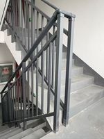Rampe d'escalier en acier zingué, anti-rouille, revêtement poudré, personnalisable, escalier moderne, sécurité, durable, résistant à la corrosion