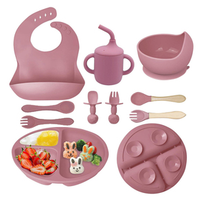Ensemble de Vaisselle pour Bébés et Tout-Petits en Silicone Sans BPA avec Assiette à Ventouse, Bol, Bavoir, Fourchette, Cuillère et Tasse - Product Image 1