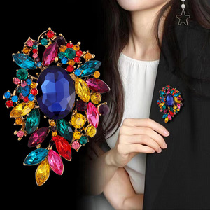 Broche en alliage écologique, style royal, exquise, en filigrane, avec émeraudes, rubis, strass et cristaux multicolores - Product Image 4