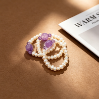 Elastischer Ring mit weißen Zuckerwürfel-Kristallen und natürlichen Süßwasser-Kartoffelperlen der AA-Qualität – Trendiges, vielseitiges Accessoire für den Alltag und Pendeln
