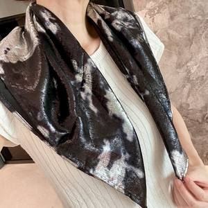 Foulard carré en soie argenté liquide à imprimé camouflage, multifonctionnel, style urbain, accessoire de mode printemps-automne - Product Image 4