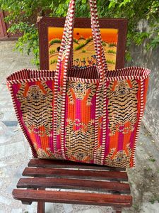 กระเป๋าผ้าฝ้ายลายควิลท์ สไตล์ชาติพันธุ์ ลายพิมพ์บล็อกแท้ เย็บอย่างประณีต กระเป๋าสะพายไหล่สำหรับเดินทางและช้อปปิ้ง - Product Image 3