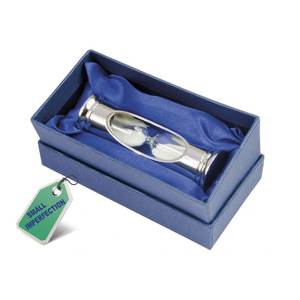 Horloge en bois artisanale moderne en forme de sablier blanc pour la décoration ou comme cadeau, style design enfantin - Product Image 2