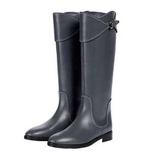 Bottes hautes pour femmes en cuir véritable, à talon carré bas, avec fermeture éclair, rivets métalliques et boucles, style cavalier - Product Image 3