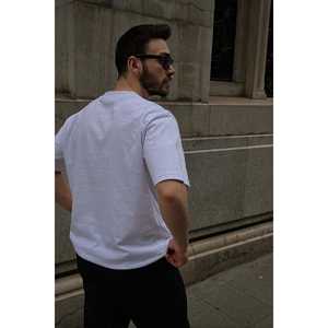 T-shirt blanc de créateur avec impression sérigraphiée sur le devant, tissu 200g, modèle compressé, numéro imprimé - Product Image 2