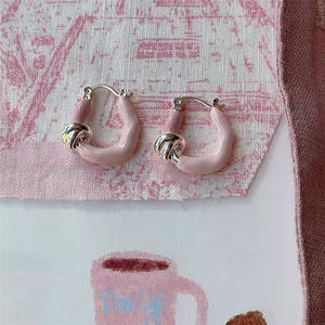 Orecchini a cerchio annodati Vintage in smalto rosa a goccia smaltati per le donne eleganti in metallo con temperamento irregolare orecchini gioielli - Product Image 1