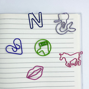 Bán Sỉ Biểu Tượng Tùy Chỉnh Kim Loại Đầy Màu Sắc Mini Dễ Thương Hình Dạng Cá Nhân Kẹp Giấy Tùy Chỉnh Kẹp - Product Image 1