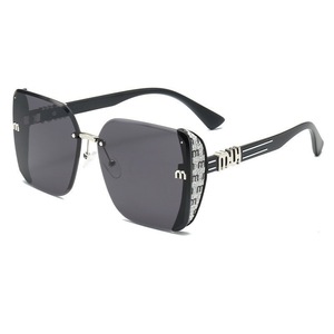 Nouvelles lunettes de <span class=keywords><strong>soleil</strong></span> élégantes sans monture UV400, grandes montures qui aident à affiner le visage, scintillantes, luxe léger, sophistiquées pour femmes - Product Image 3