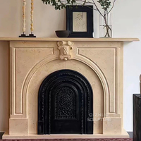 Cheminée en marbre beige arquée à insert victorien sculpté antique de style français à vendre