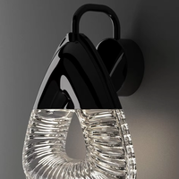 Lampe murale contemporaine Songdesign en bambou avec base dorée, design moderne pour hôtels haut de gamme, restaurants, chambres et salons