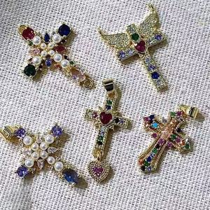 Pendentif en forme de croix en <span class=keywords><strong>pierre</strong></span> colorée plaqué or avec détails en perles de cœur pour les commandes en gros de bijoux de mode - Product Image 1