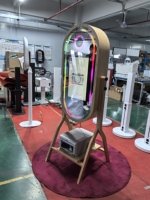 Photo Booth Cermin Ajaib Oval Kayu dengan Layar Sentuh 21,5 inci dan Kaca 40 inci, Material Kayu Oak, Dilengkapi Mini PC, Mendukung Kamera DSLR.