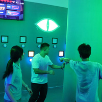 Mur interactif intérieur cacher bouton poussoir comptage nombre lumière LED activer jeu mauvais yeux