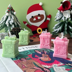 Bougie décorative en forme de Père Noël et de boîte cadeau, ornement en cire sur le thème de Noël pour la décoration de table à la maison et les fêtes - Product Image 3
