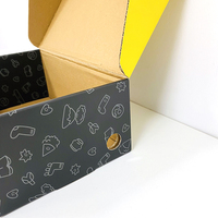 Boîte d'expédition en papier kraft noir mat imprimée UV avec poignée et logo personnalisé pour les petites entreprises (épaisseur 2 mm)