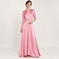 Robe longue élégante personnalisée en satin rose, col en V profond, manches mi-longues, boutonnée sur le devant, taille ajustée, coupe fluide en A