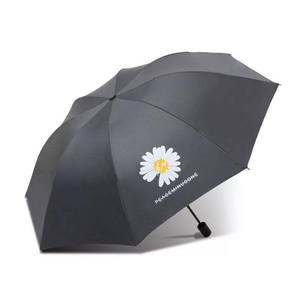 ร่มเดซี่แบบสามพับ สีดำ ไวนิล เปิดปิดด้วยมือ สำหรับการเดินทาง - Product Image 1