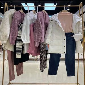 Stock di Abbigliamento Donna Scontato Senza Etichetta Giaccone Piumino Usato di Media Lunghezza con Collo di Pelliccia per Liquidazione Invernale - Product Image 6