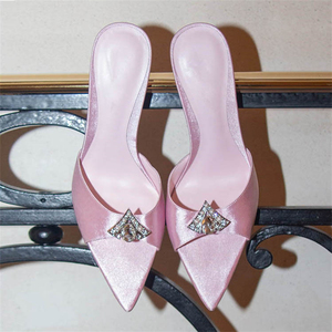 รองเท้าส้นสูงแบบส้นเข็มลายฉลามปลายแหลม สไตล์ใหม่ประจำฤดูร้อนปี 2025 สำหรับผู้หญิง - Product Image 4