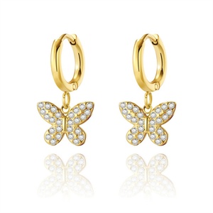 Boucles d'oreilles créoles pendantes papillon en zircon CZ plaqué or, délicates et luxueuses - Product Image 1