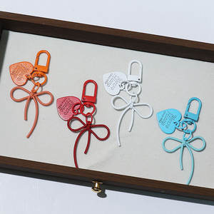 Porte-clés DIY en alliage creux en forme d'arc avec pendentif cœur coloré, tendance mode, style mignon pour fille, breloque de sac - Product Image 3