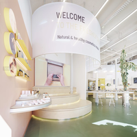 Comptoir de beauté personnalisable de style vert naturel, étagère de magasin en bois, bar à parfums, présentoir de produits